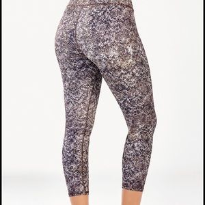 (SOLD) Fabletics Mis-Rise Printed Powerhold Capri